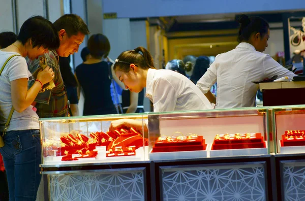 Китайские Покупатели Покупают Золотые Украшения Ювелирном Магазине Городе Ичан Провинция — стоковое фото