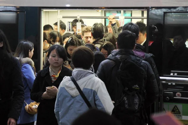 Pasajeros Entran Salen Tren Metro Una Estación Metro Shanghai China — Foto de Stock