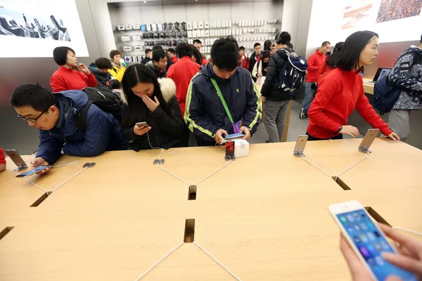 Kínai Ügyfelek Próbálja Iphone Okostelefonok Egy Apple Store Nanjing Város — Stock Fotó