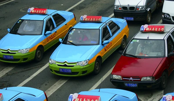 Taxíky Jezdí Silnici Městě Jichang Střední Čínské Provincii Hubei Března — Stock fotografie