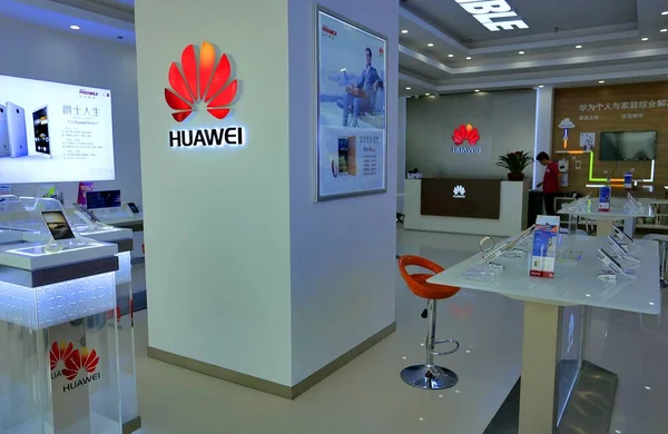 Смартфоны Продаются Магазине Huawei Городе Гуанчжоу Провинция Гуандун Юге Китая — стоковое фото