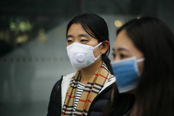 Het Dragen Van Gezichtsmaskers Voetgangers Lopen Een Weg Zware Smog — Stockfoto