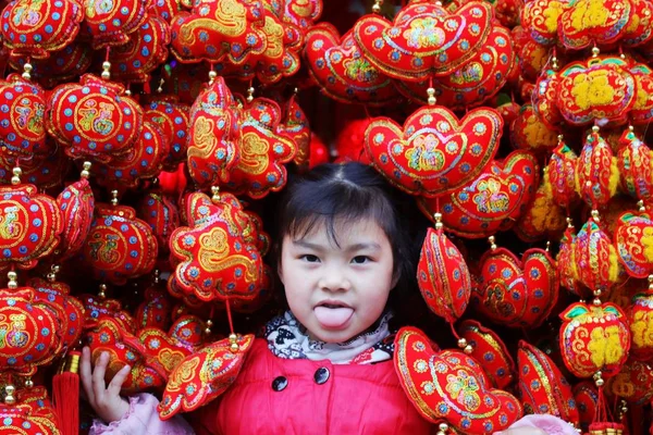 소녀는 다가오는 장식과 축제로 알려져 카운티의 시장에서 중국의 2016 — 스톡 사진