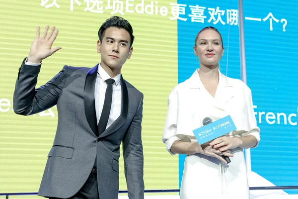 南非超级名模坎迪斯 斯瓦内佩埃尔 和台湾演员埃迪 彭出席2016年3月22日在中国上海举行的 Bitherm 护肤品促销活动 — 图库照片