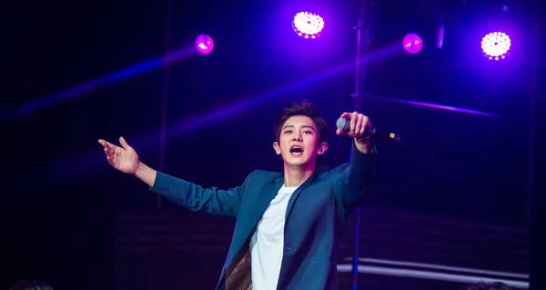 Νότιας Κορέας Αγόρι Ομάδα Εξω Εκτελεί Συναυλία Φίλοι Του 2016 — Φωτογραφία Αρχείου
