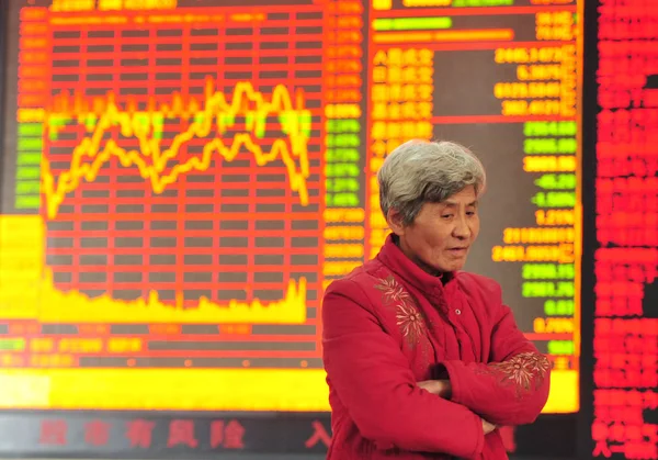 Китайский Инвестор Стоит Перед Электронным Табло Ценами Акций Шанхайским Композитным — стоковое фото