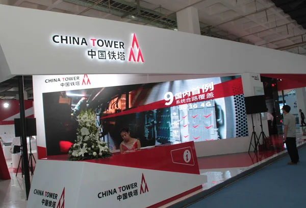 File Chinese Employee Seen Stand China Tower Expo Comm China — стоковое фото