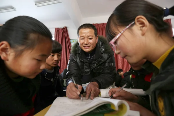 Учитель Китайского Языка Обучает Своих Учеников Средней Школе Чжунсин Округе — стоковое фото