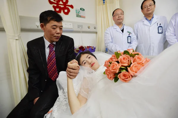 Oboskt Sjuk Kinesisk Kvinna Yang Liu Klädd Brudklänning Höger Håller — Stockfoto