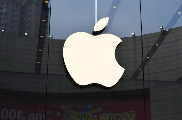 Apple 로고는 충칭에 스토어에서 사진으로 2015 — 스톡 사진