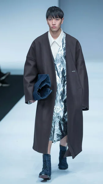 Een Model Toont Een Nieuwe Creatie Zhaoqianyan Fashion Show Tijdens — Stockfoto