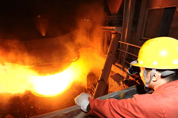 Chinese Worker Surveys Production Steel Next Furnace Containing Molten Steel — Stock Photo, Image