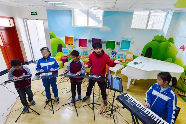 中国語教師 計算されたバンド の生徒に指示する 2016 中国東部の山東省青島市通川道小学校でのトレーニング セッション中に アップル Ipad とタブレット で楽器を再生するには — ストック写真