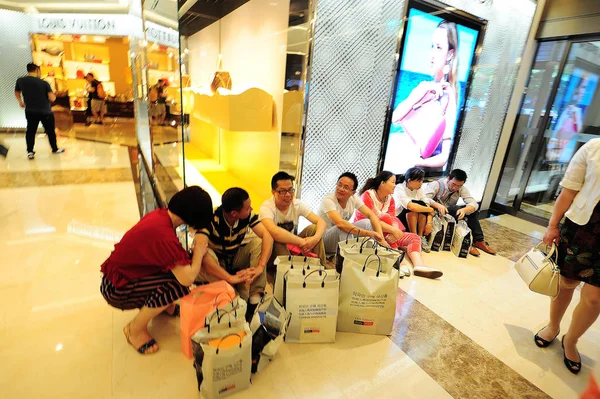 Clientes Mayoría Chinos Descansan Una Tienda Libre Impuestos Jeju Corea — Foto de Stock