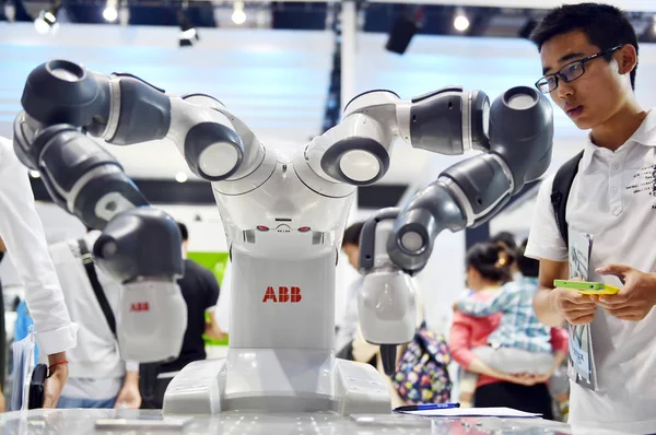 Návštěvník Dívá Demonstraci Dvouletého Robota Abb Období Listopadu Šanghaji Číně — Stock fotografie