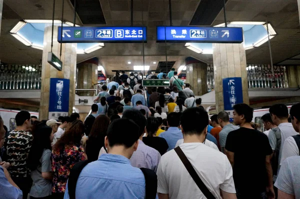 Pasażerów Tłum Przejście Stacji Metra Pekinie Lipca 2015 — Zdjęcie stockowe