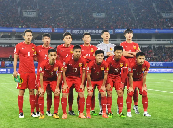 中国の開始の整列の選手は 2016 日中国中央部の湖北省武漢市に 2018 Fifa のワールド カップのアジア最終予選の第 ラウンド中にグループ の試合でモルディブに対して競合する前に写真のポーズします — ストック写真