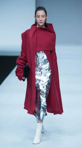 Модель Демонстрирует Новое Творение Модном Показе Zhaoqianyan Время China Fashion — стоковое фото