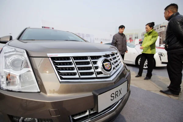 Visitantes Olhar Para Cadillac Srx Suv General Motors Exposição Durante — Fotografia de Stock