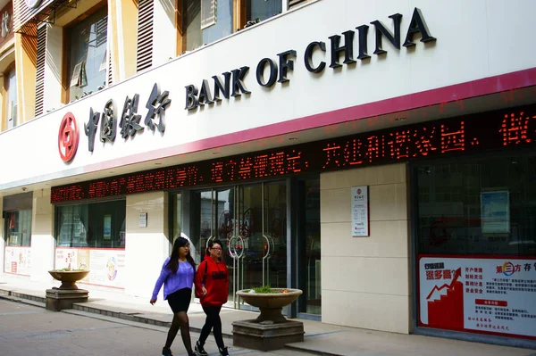 Los Peatones Pasan Por Una Sucursal Del Banco China Boc — Foto de Stock