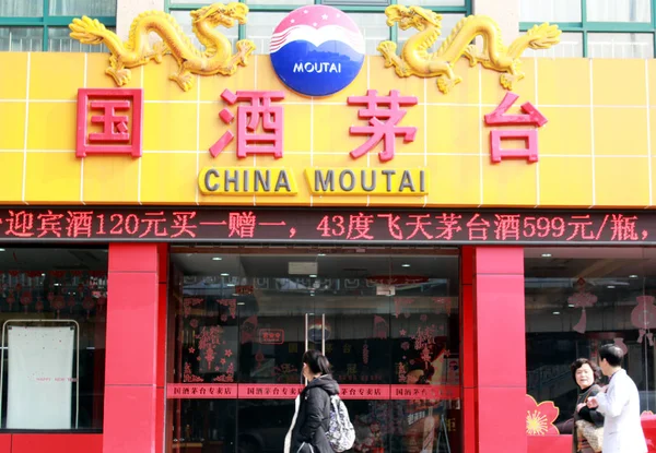 Los Peatones Pasan Por Una Tienda Franquiciada China Moutai Ciudad — Foto de Stock