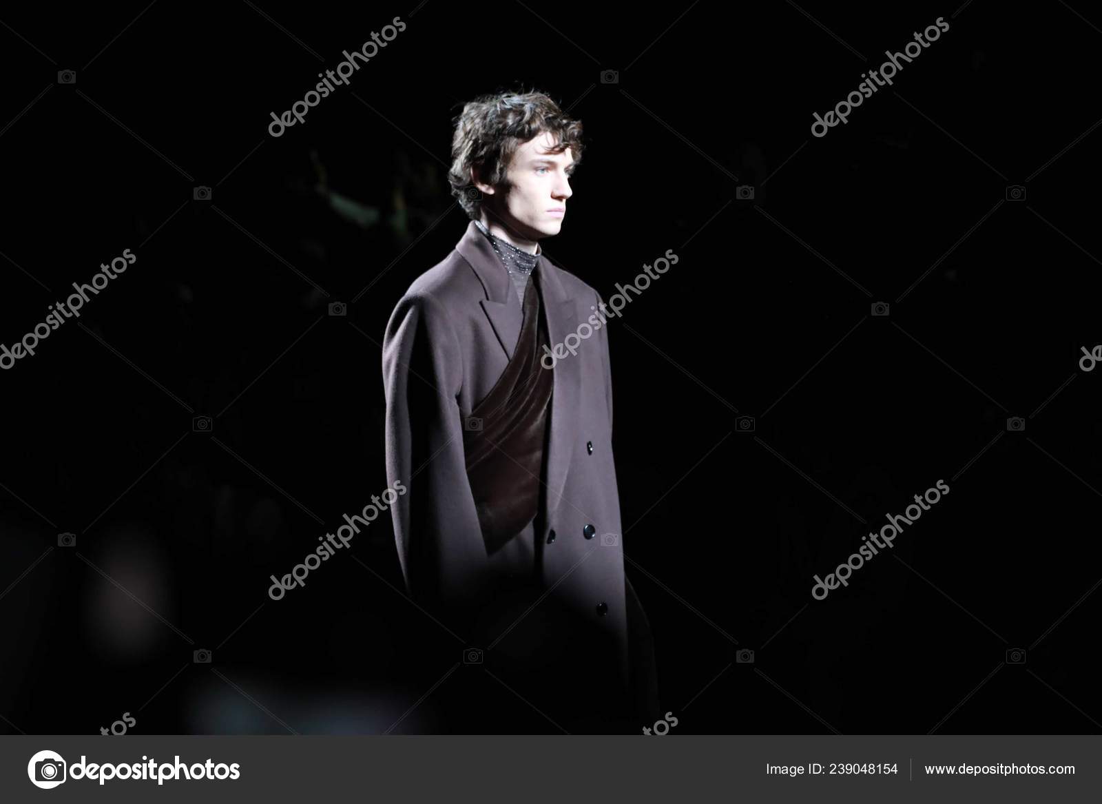 Mannequin Présente Une Nouvelle Création Défilé Dior Homme Lors - Main Image