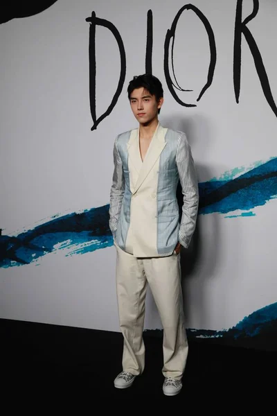 Der Chinesische Schauspieler Chen Feiyu Besucht Die Dior Homme Modenschau — Stockfoto