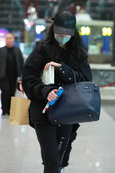 Chinese Actrice Liu Yifei Arriveert Bij Beijing Capital International Airport — Stockfoto