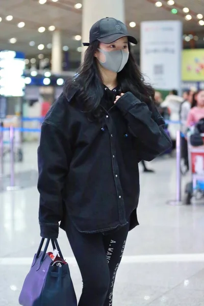 Κινέζα Ηθοποιός Liu Γιφέι Φτάνει Στο Διεθνές Αεροδρόμιο Του Πεκίνου — Φωτογραφία Αρχείου