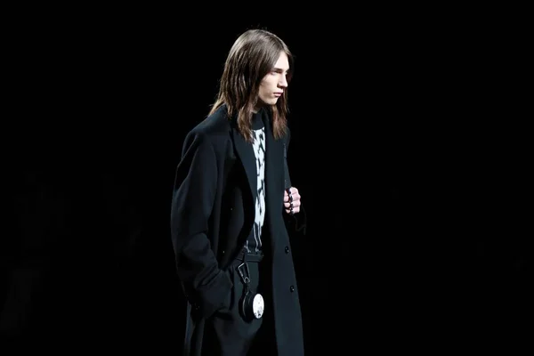 Model Zobrazuje Nové Stvoření Módní Přehlídce Dior Homme Během Pařížského — Stock fotografie