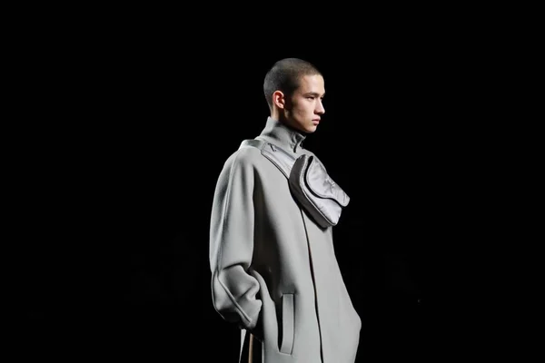 Modelo Exibe Uma Nova Criação Desfile Moda Dior Homme Durante — Fotografia de Stock