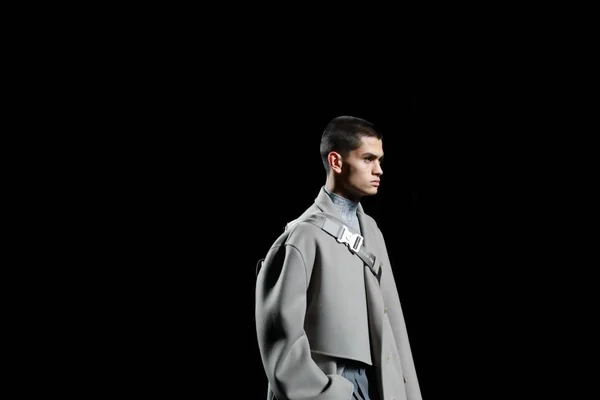 Модель Відображає Створіння Нове Показі Dior Homme Під Час Париж — стокове фото