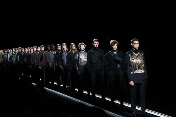 Modelli Presentano Nuove Creazioni Alla Sfilata Moda Dior Homme Durante — Foto Stock