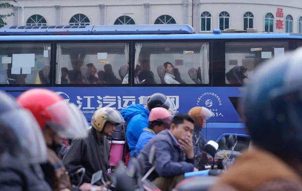 Trabajadores Migrantes Chinos Hacen Cola Esperan Que Sus Motocicletas Sean — Foto de Stock