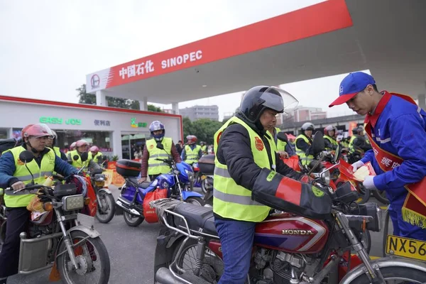 Kínai Migráns Munkavállalók Sorban Várom Hogy Motorkerékpárok Hogy Üzemanyagú Egy — Stock Fotó