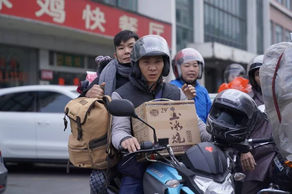 Des Travailleurs Migrants Chinois Font Queue Attendent Que Leurs Motos — Photo