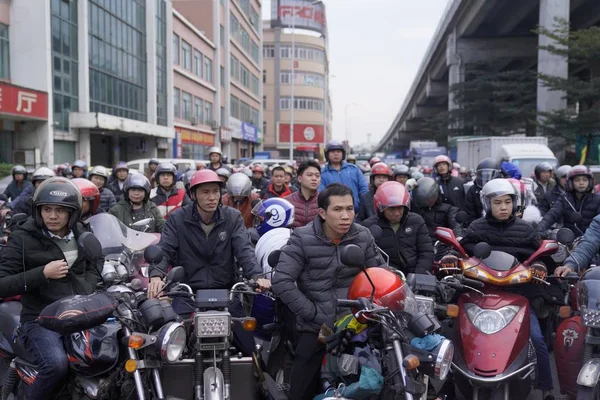 Çin Göçmen Işçiler Sıra Kadar Onların Motosiklet Için Gelecek Çince — Stok fotoğraf