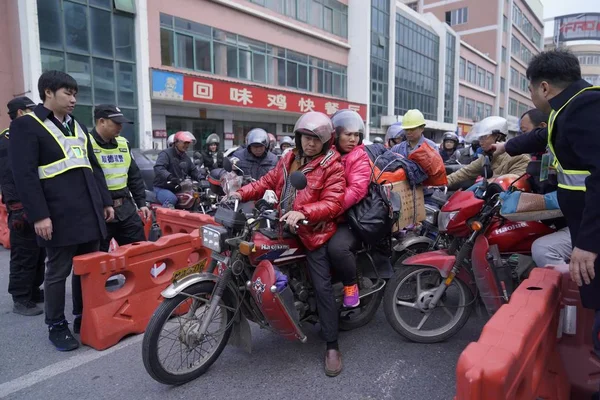 Trabajadores Migrantes Chinos Hacen Cola Esperan Que Sus Motocicletas Sean — Foto de Stock