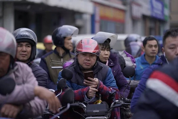 노동자는 그들의 오토바이는 다가오는 시에서 축제에 그들의 고속도로에서 오토바이를 그들의 — 스톡 사진