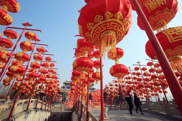 Les Visiteurs Chinois Passent Devant Des Lanternes Rouges Suspendues Pour — Photo