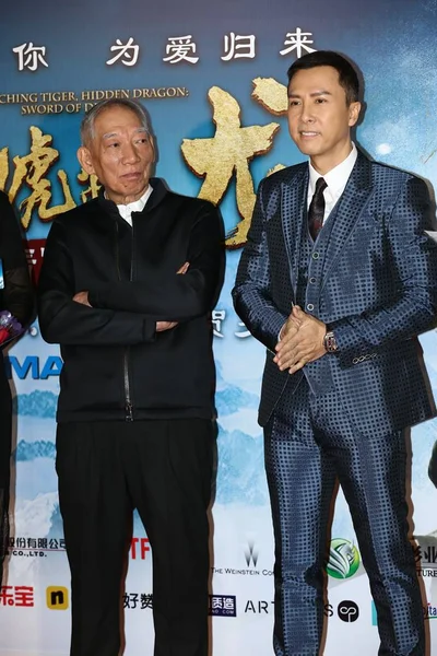 香港演员任志刚 和导演袁武平于2016年2月1日在中国北京登上红毯 卧虎藏龙 命运之剑 首映式上 — 图库照片