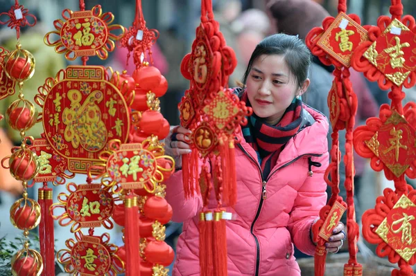 Una Joven China Compra Decoraciones Rojas Para Próximo Año Nuevo — Foto de Stock