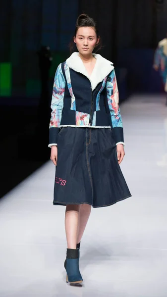 Modell Visar Skapelse Modevisning Nim Chen Wen Den Kina Fashion — Stockfoto