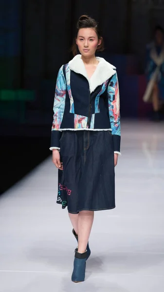 Modell Visar Skapelse Modevisning Nim Chen Wen Den Kina Fashion — Stockfoto
