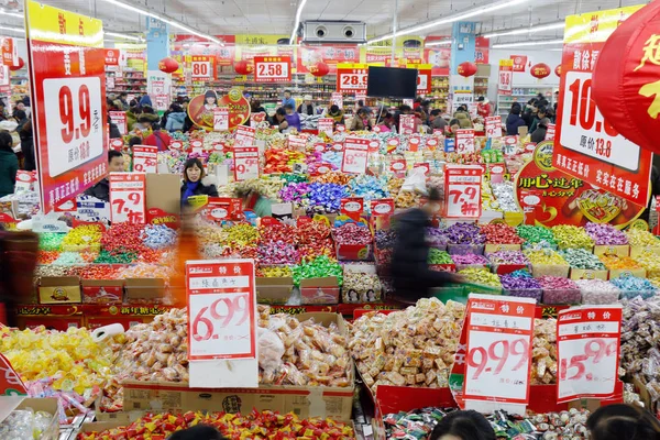 Clientes Chinos Compran Bocadillos Supermercado Ciudad Yichang Provincia Hubei Centro —  Fotos de Stock