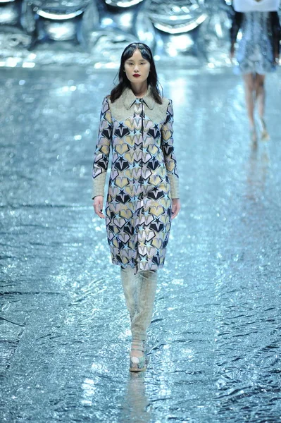 Modell Visar Skapelse Modevisning Mary Katrantzou Den Kina Fashion Week — Stockfoto