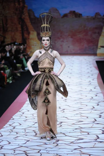 Bir Modeli Yeni Bir Yaratım Taoloulan Defilede Çin Moda Hafta — Stok fotoğraf