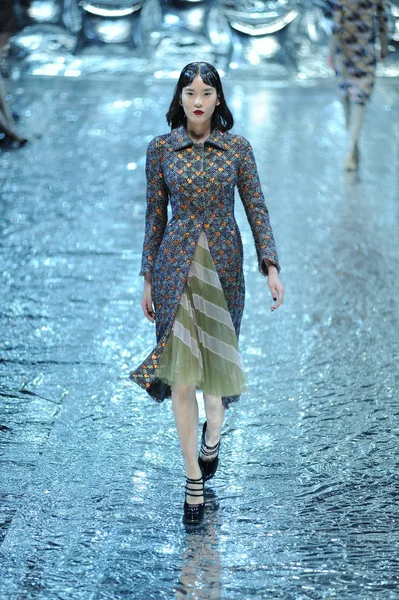 Modell Visar Skapelse Modevisning Mary Katrantzou Den Kina Fashion Week — Stockfoto