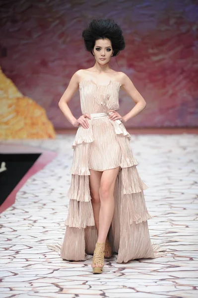 Bir Modeli Yeni Bir Yaratım Taoloulan Defilede Çin Moda Hafta — Stok fotoğraf