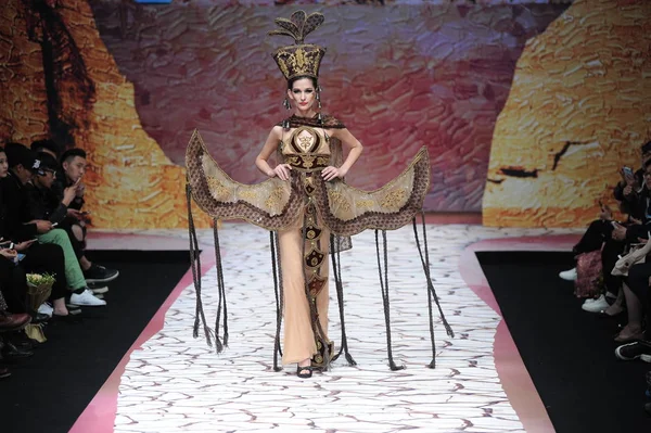 Model Wyświetla Nowe Stworzenie Pokaz Mody Taoloulan Chinach Moda Tydzień — Zdjęcie stockowe